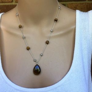 NWOT Beautiful  Necklace in silver and brown